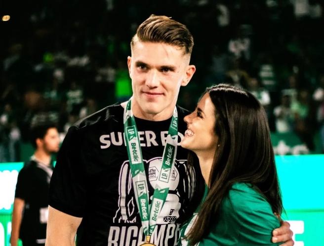 太阳报:阿诺德与模特女友和平分手,交往18个月后各奔前程