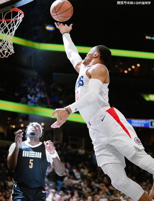 攻坚利器！布劳恩半场12中8砍18分3断三分4中2