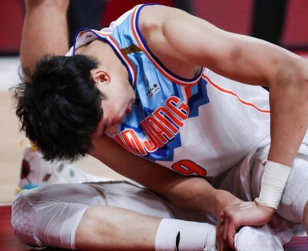 希望无大碍！冯熙瑞防守时空中对抗重摔在地随后被担架直接抬走