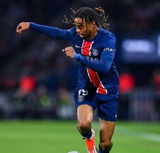 巴黎官方：巴尔科拉右脚踝严重扭伤，可能无法出战欧冠14决赛