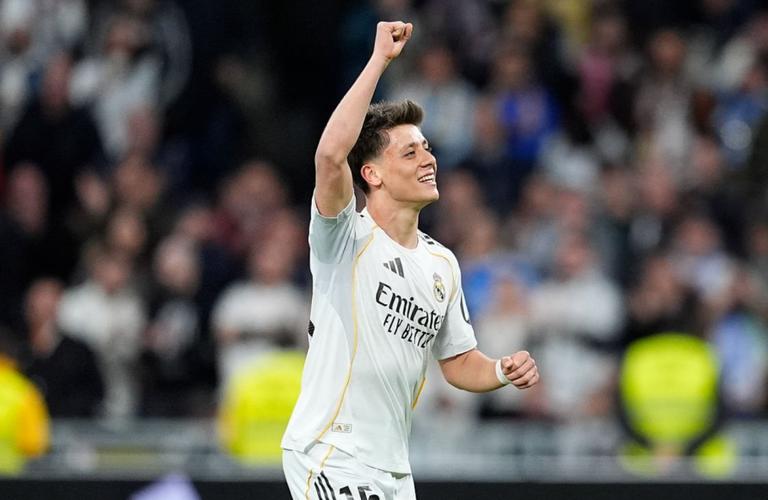 西甲3月最佳进球候选:居莱尔本方半场吊射,莫利纳惊天世界波