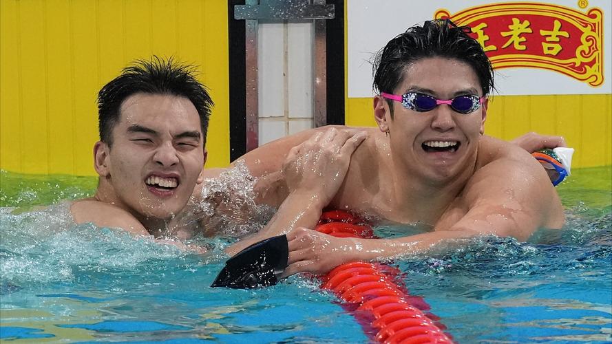 中国游泳公开赛男子100蛙泳：董志豪与郑英昊成绩相同，并列夺金