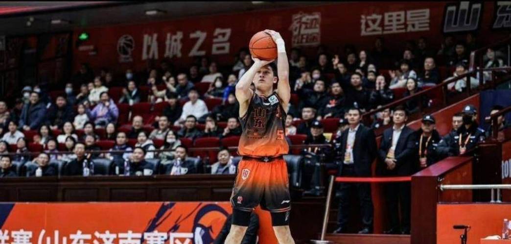 给力双外援！约翰逊9中7砍18分10板5助3帽琼斯9中6砍16分