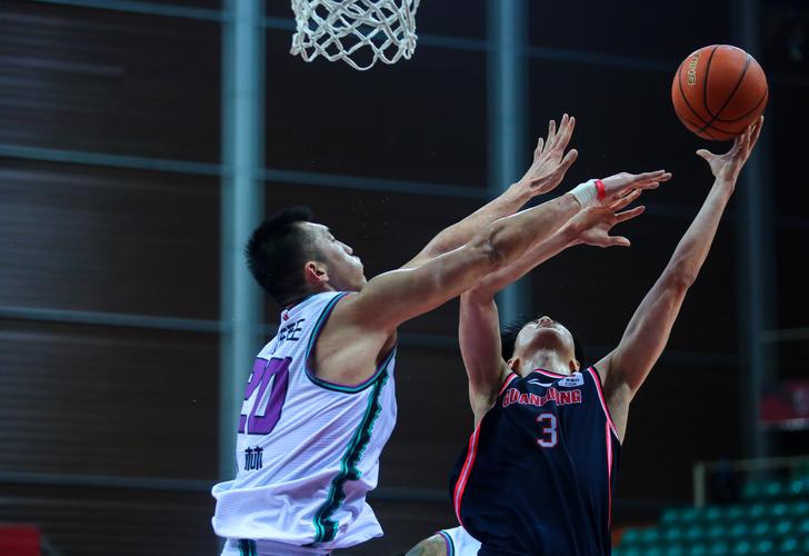 攻防发力！邹阳侧翼接球三分一箭穿心随后抢断反击一条龙暴扣