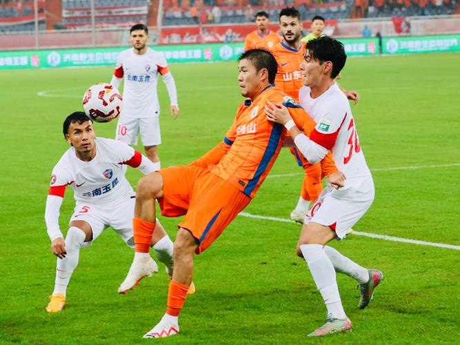 鲁媒:泰山队在前三轮比赛中取得6分的成绩符合预期,但在惨败于玉昆之后仍需继续提升自身实力_中超直播