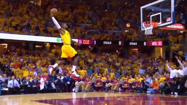 老夫聊发少年狂！詹姆斯单场完成三记空接扣篮追平生涯最高纪录