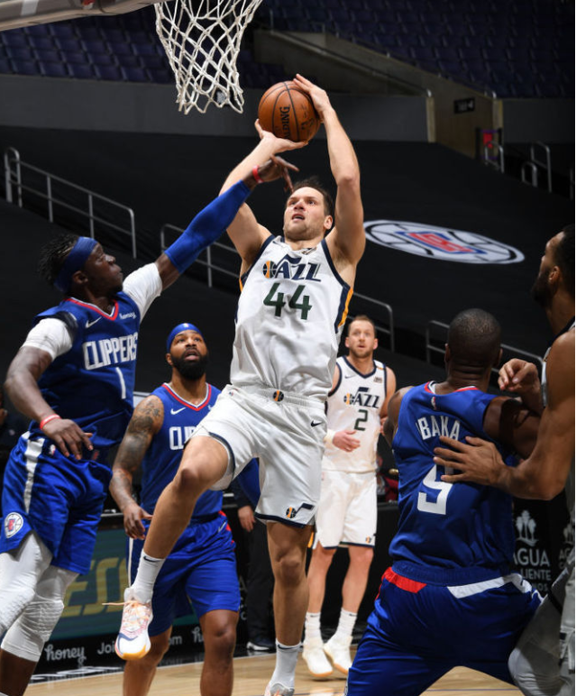 怪不得眼熟!詹姆斯裸绞肯纳德和追梦让戈贝尔见太奶如出一辙