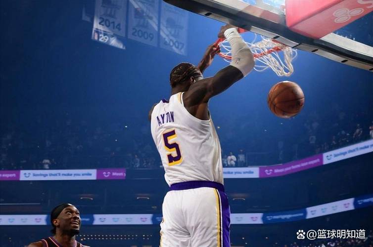 板抢得不错！艾顿独揽12个篮板&其中6前场板4中3&罚球6中3得9分