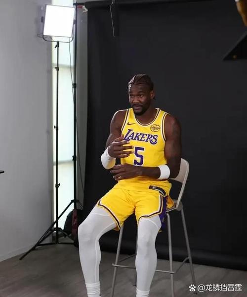 湖人官方:艾顿因背部酸痛将缺席今日客场对阵步行者的比赛