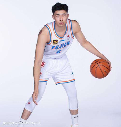 毫无状态！邹阳半场4中0未得分仅拿到3板1助1帽