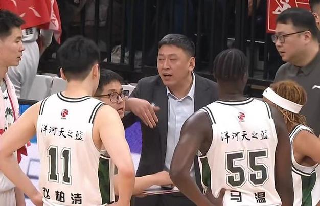 直播吧：郭昊文崴脚后穿上保护靴好在骨头无碍