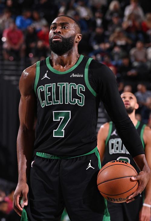 绿军成功逆转终结雷霆的十二连胜SGA实现连续133场20分以上表现杰伦布朗贡献31分8篮板8助攻_NBA直播