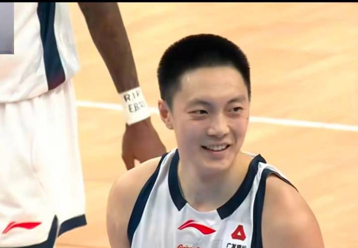 记者：广东四川这半场球说得我挺震撼的胡明轩三不沾徐杰投侧板