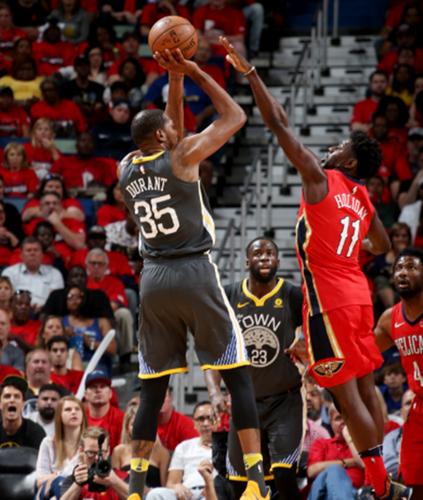 后场双枪！姜伟泽和摩尔半场合计12中8砍25分三分合计7中5