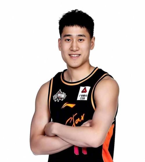 得不偿失！姜伟泽干扰威尔斯快攻被吹犯规回放后升级违体犯规