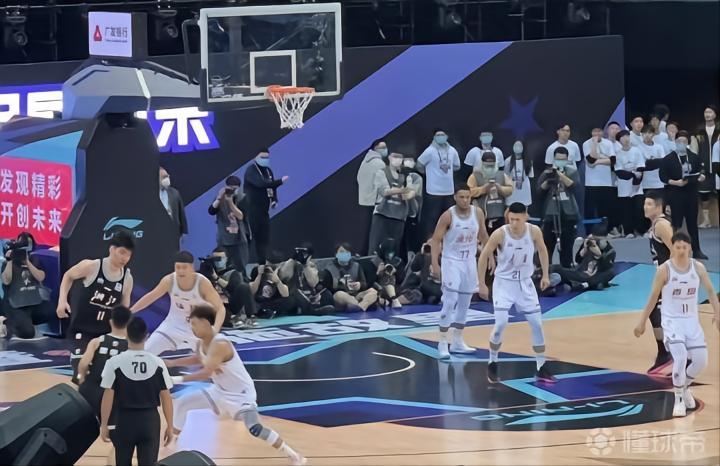 无敌！卡特莱特手术刀直塞赵柏清上篮&晃开廖三宁压哨造三分犯规