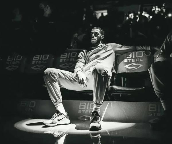 库卢社媒发文：一瘸一拐是因为膝盖进行了一次小手术，现在很好