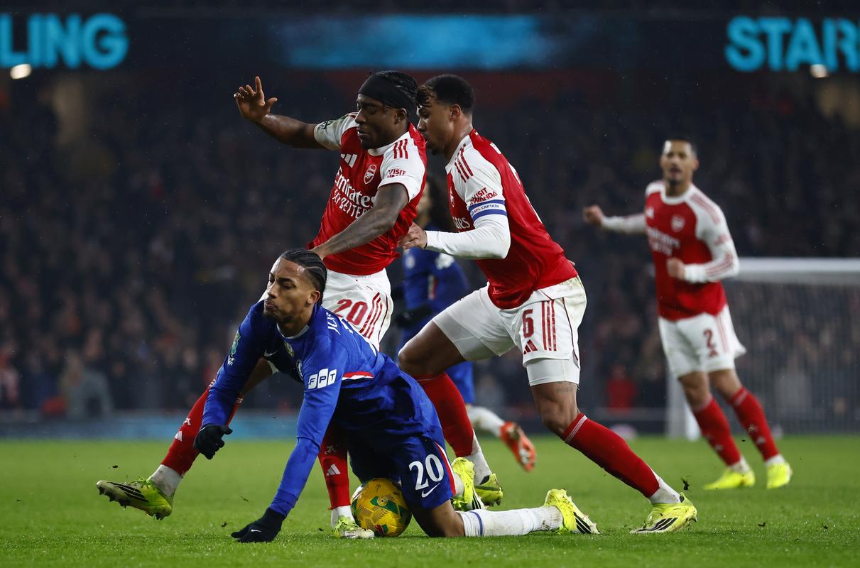 阿森纳若如愿捧起联赛杯冠军本期待香槟酒灌满奖杯_英超直播