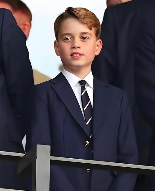 孩子王!乔治:VJ年轻充满活力我的孩子们都很崇拜并喜欢和他玩