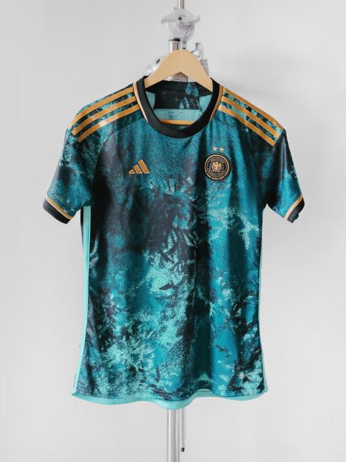 阿迪最后一舞!首席设计师谈德国客场球衣:灵感来源过去的训练服