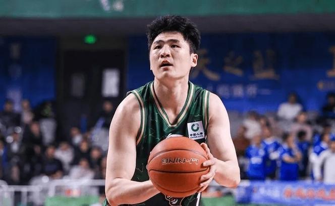 状态出色！赵柏清半场6中5高效拿下12分6篮板