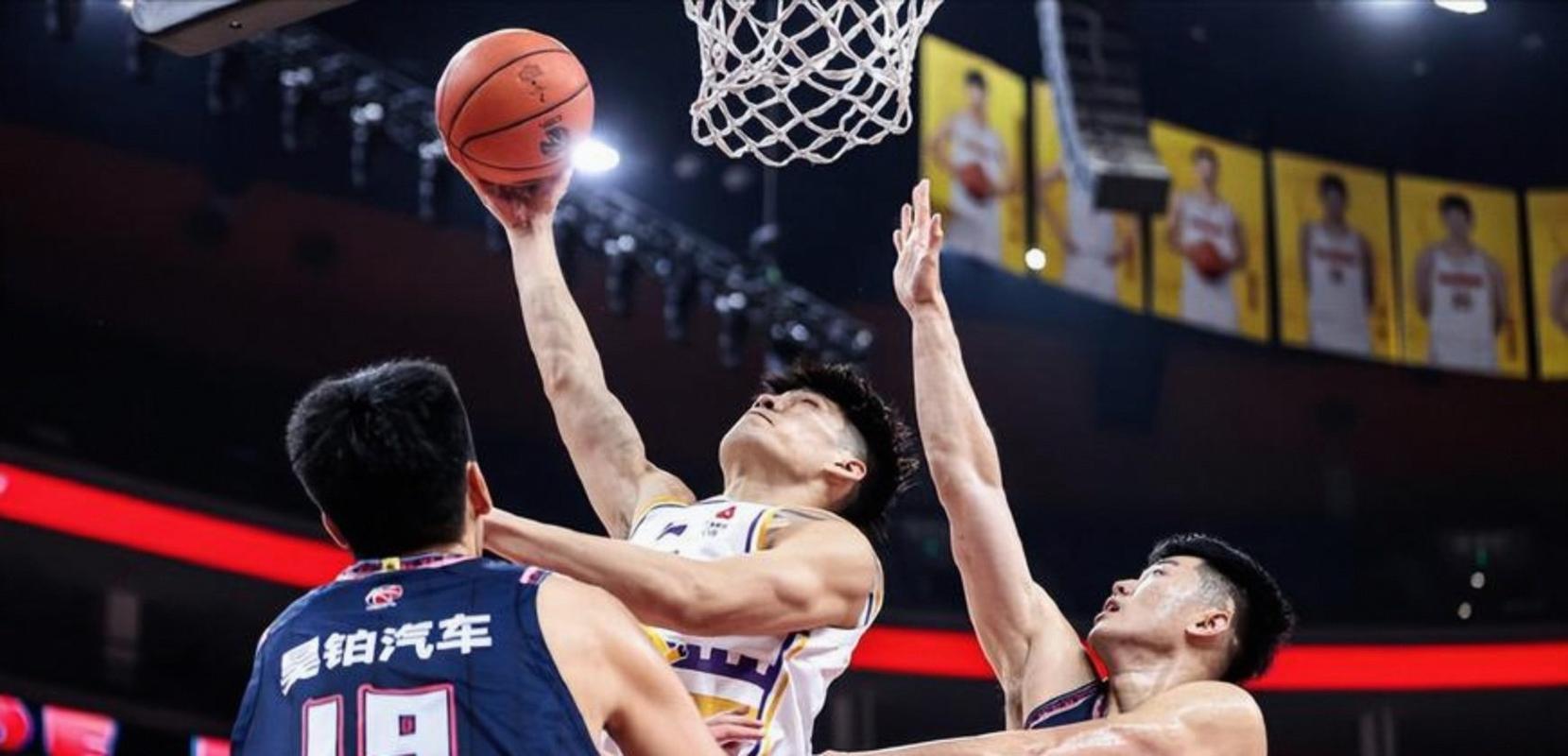 读秒反绝杀北控外援里勒接廖三宁分球漂移后仰压哨三分绝杀广州