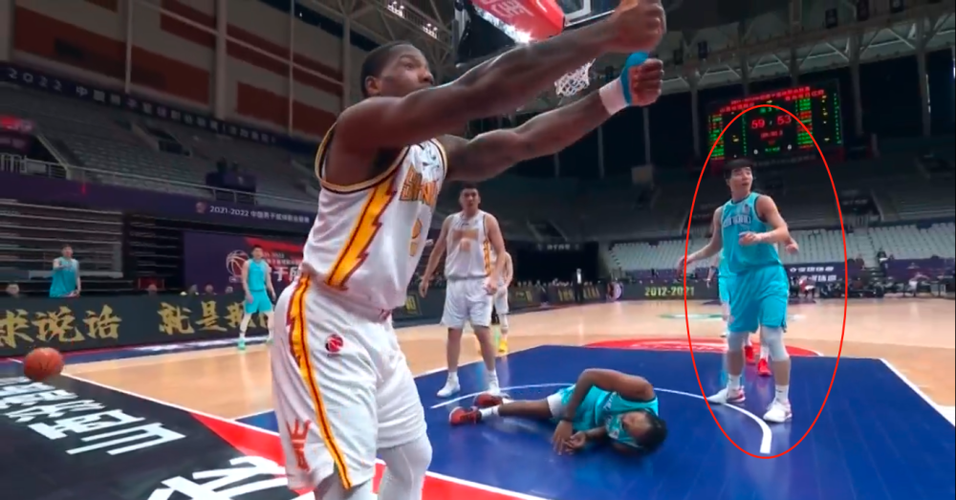 很难评啊!黎伊扬10中1仅拿3分并有6失误但贡献8板9助4断