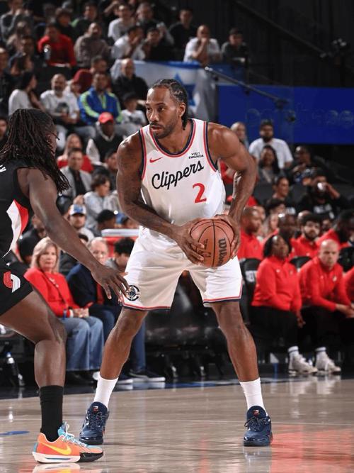 很有压迫感！对阵快船时开拓者新老板邓顿与GM克罗宁激烈争论