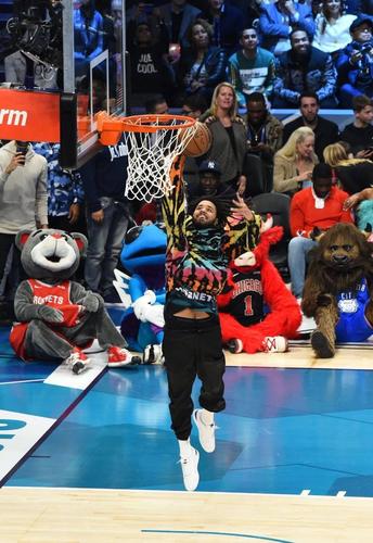 这不是玩笑！同曦官方正在直播说唱歌手J.Cole在队训练！