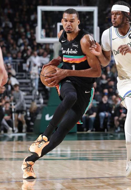 要当文班侠Skip：湖人有望通过6天双杀雷霆为文班创造MVP条件