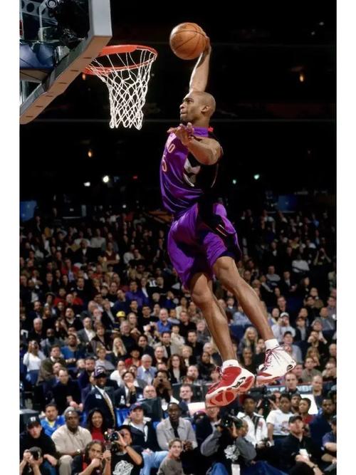 这弹跳什么水平在2012年NBA名人赛中J.Cole完成双手空接扣篮