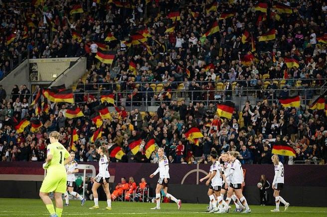 气氛热烈!女足欧冠国家德比,60067人在诺坎普现场观战